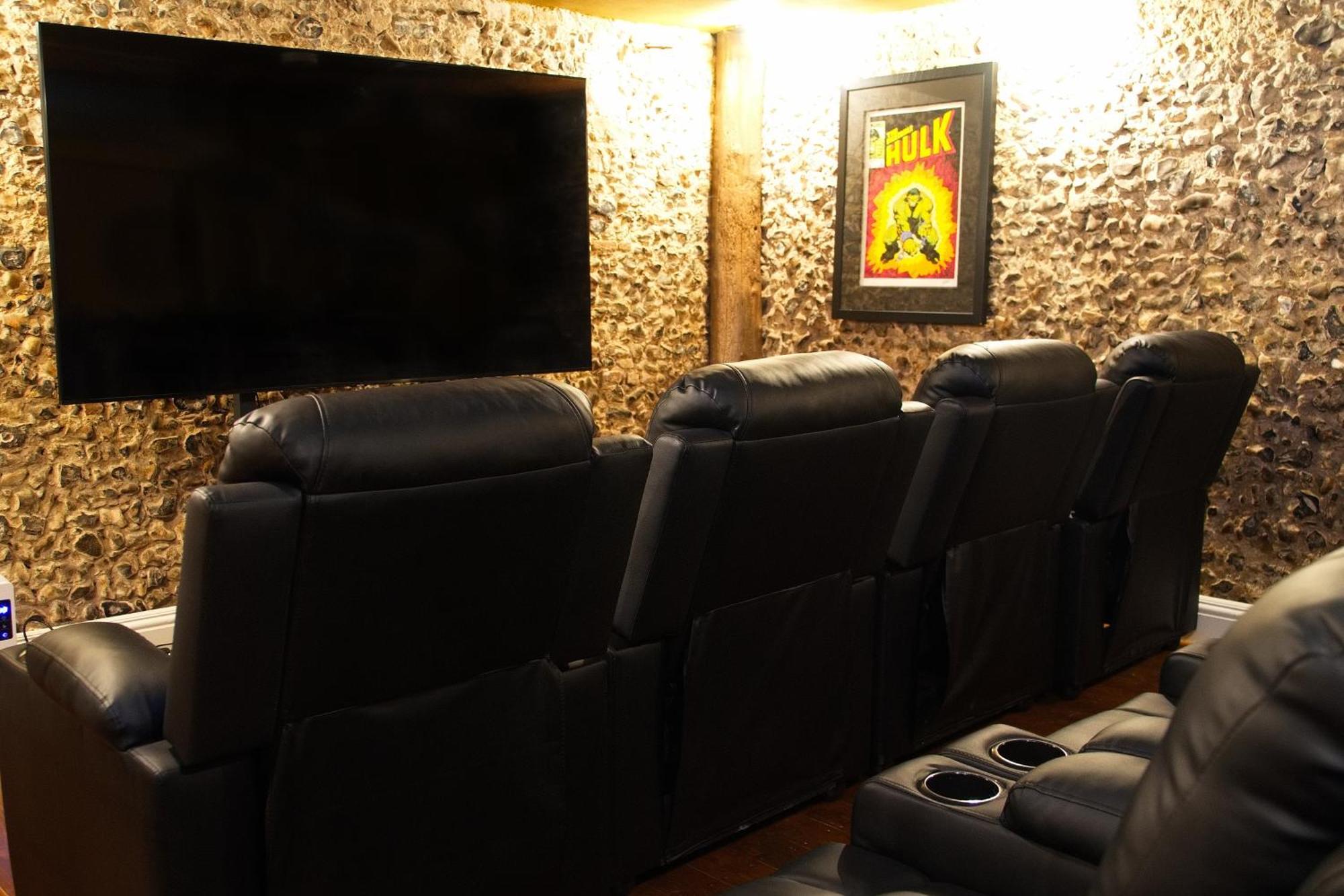 Huge Deluxe 600 Year Old Essex Manor, Hot Tub, Cinema Room, Sky Tv Саффрон-Уолден Экстерьер фото